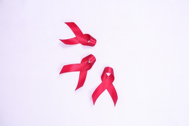 Nastro rosso schierato contro l'hiv isolato su sfondo bianco