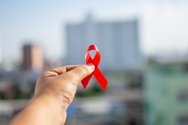 세계 에이즈의 날 개념으로 손에 빨간 리본.