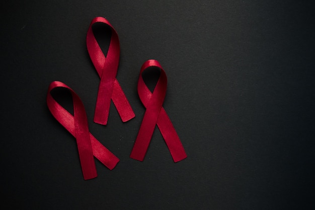 Foto nastro rosso di solidarietà contro l'hiv