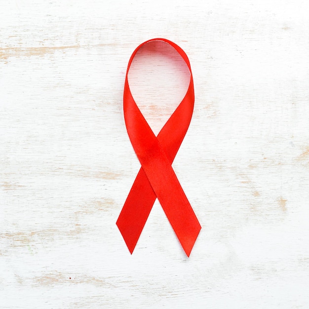Концепция Всемирного дня борьбы со СПИДом "Красная лента" Вид сверху Бесплатное пространство для копирования
