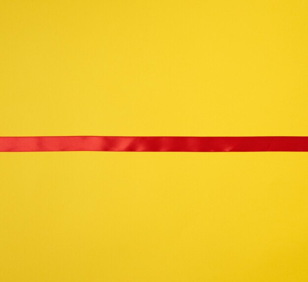 Photo red ribbon on yellow background