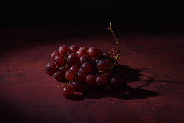 写真 素朴なテーブルに赤く熟したブドウ