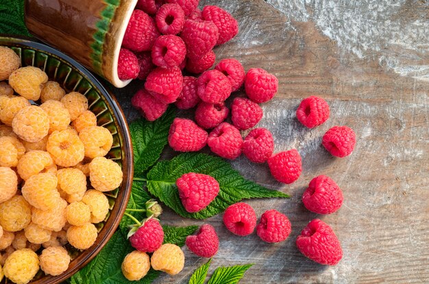 Photo red ripe raspberries on wooden background