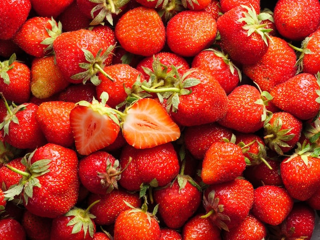 Sfondo di fragole mature rosse primo piano vista dall'alto