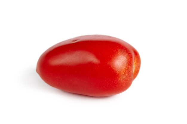 Pomodoro rosso e maturo su sfondo bianco