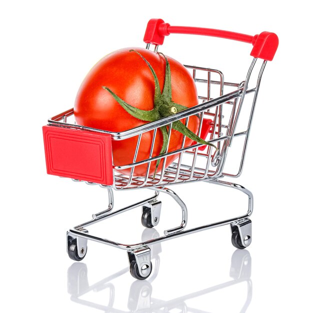 Красный спелый помидор с зелеными листьями в тележке для покупок на рынке хромированных игрушек