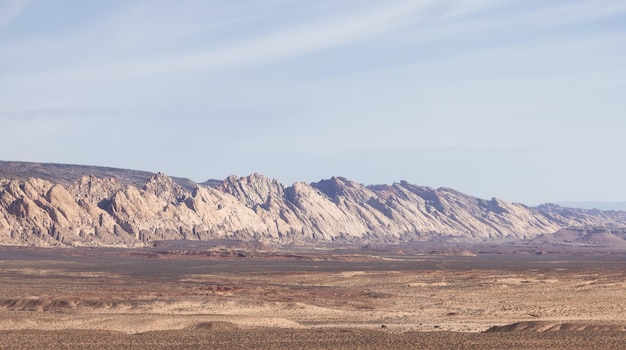 日の出のアメリカの風景砂漠の赤い岩層