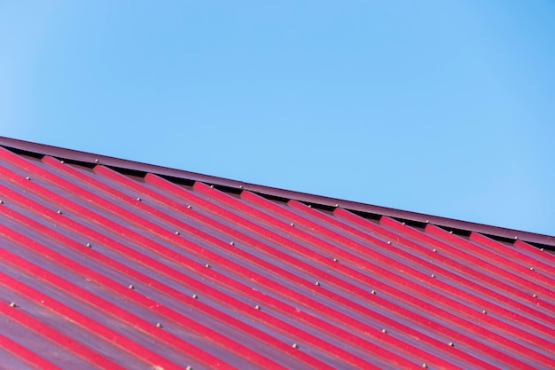 Foto tetto rosso, tetto della casa e sfondo del cielo, luce solare