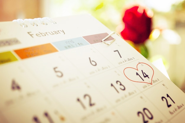 Photo red rose flower with calendar