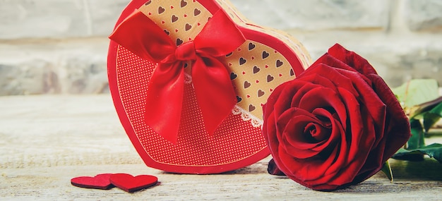 Красная роза и подарок в форме сердца для Валентина