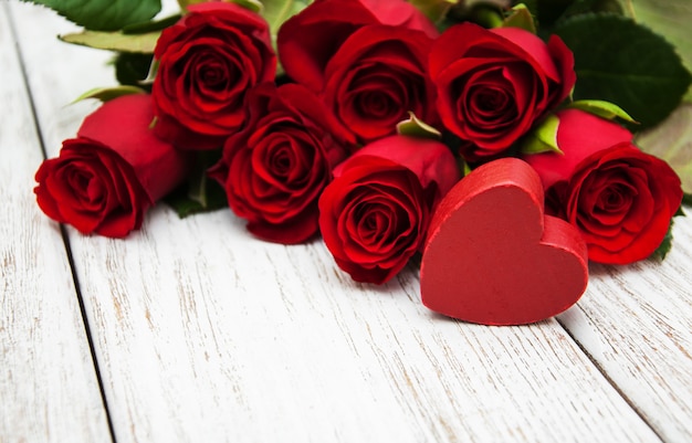 Красная роза и сердечки