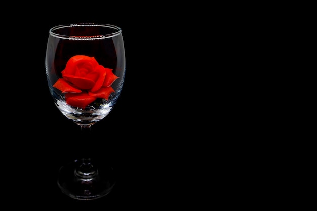 사진 와인 잔에 빨간 장미