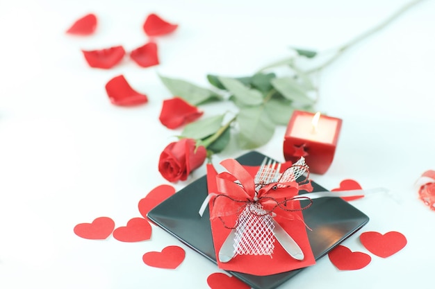 Красная роза и фото подарочной коробки на день святого валентина с копией пространства