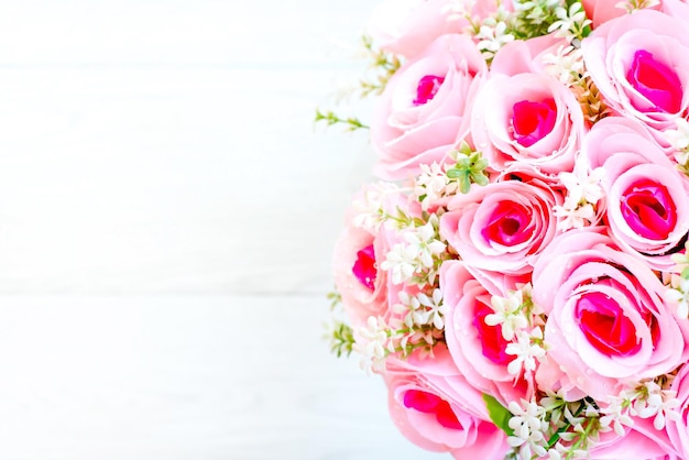 Foto rosa rossa per il giorno di san valentino e il giorno più dolce, isolato su sfondo bianco