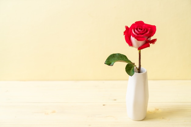 Photo red rose on wood with copyspace