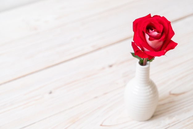 Photo red rose on wood