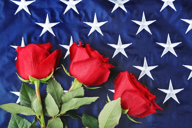 Foto rose rosse sul primo piano della bandiera americana