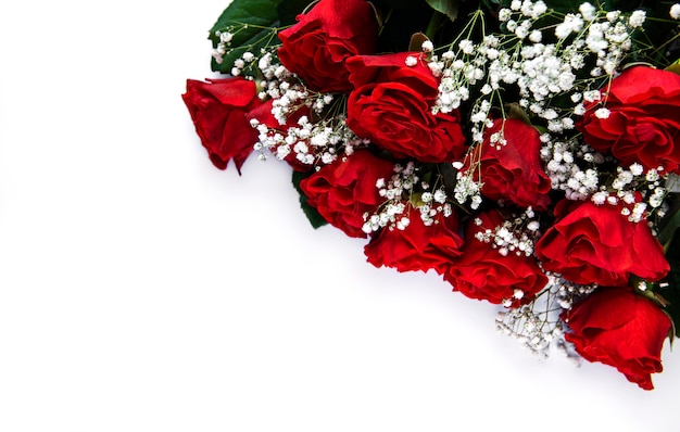 Bouquet di rose rosse su una superficie bianca