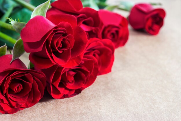 Красные розы на коричневой бумаге