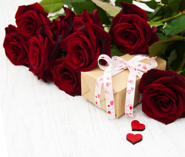 Красные розы и подарочная коробка