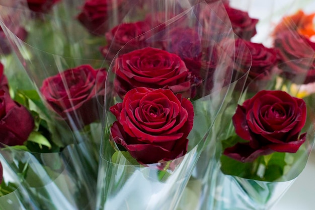 Foto rose rosse in un pacchetto