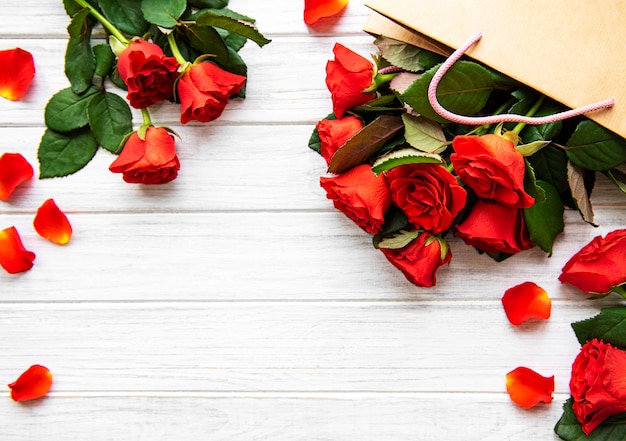 赤いバラと花びらサンバレンタインデーの背景