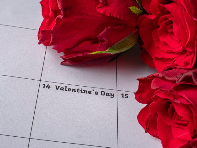 Rose rosse sul calendario di san valentino