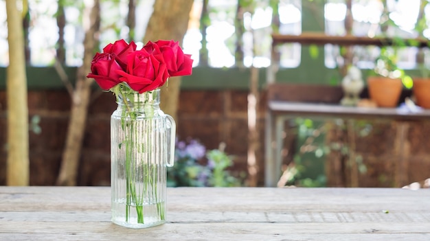 花瓶の赤いバラ。