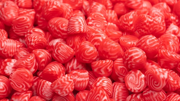 Фото Красные круглые вкусные липкие конфеты в качестве фона