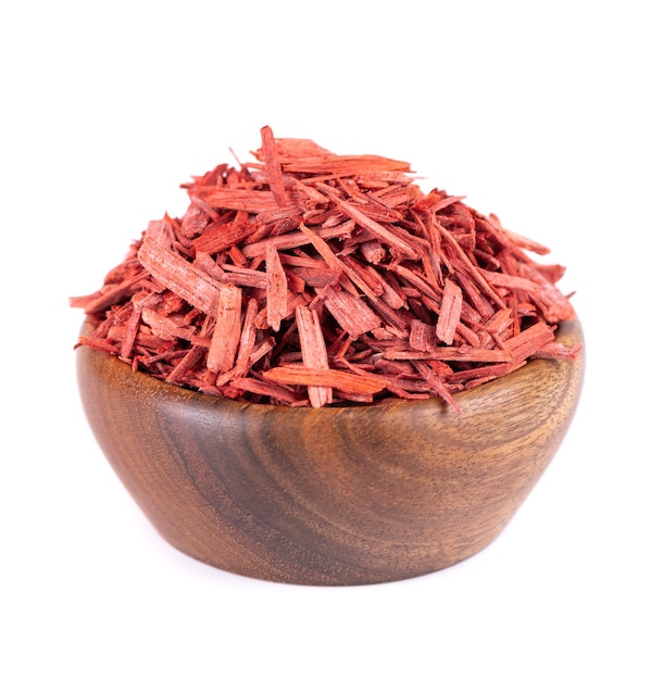 흰색 배경 sanderswood rubywood 또는 red에 고립 된 나무 그릇에 붉은 백단 향 칩