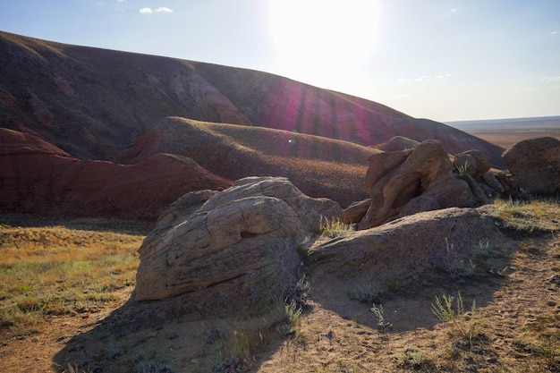обнажения красного песчаника на склонах священной горы в Каспии