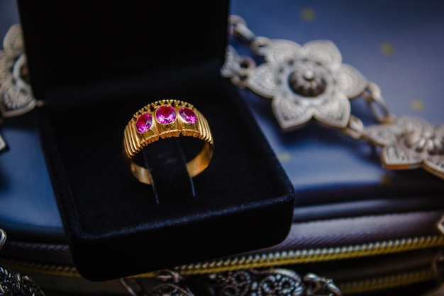 Photo red sapphire ring gold.