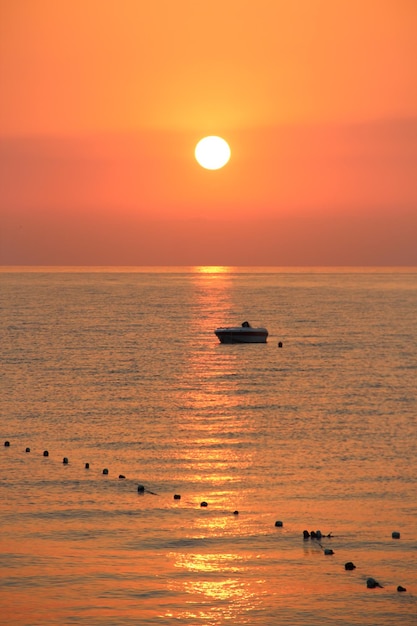 Рассвет Красного моря с моря летом