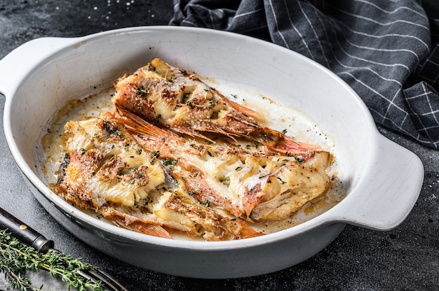 Pesce persico o cernia del mar rosso al forno in una teglia.