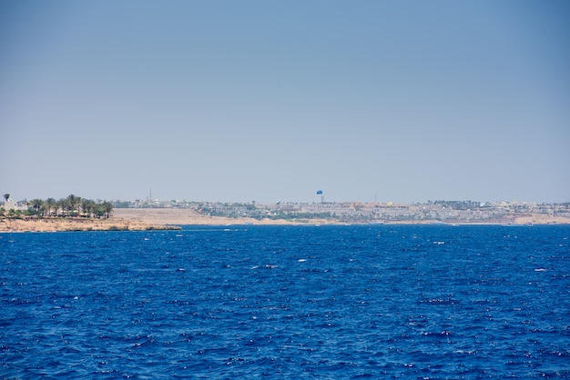 Красное море трясет ландшафт в Sharm Al Shaikh Египте.