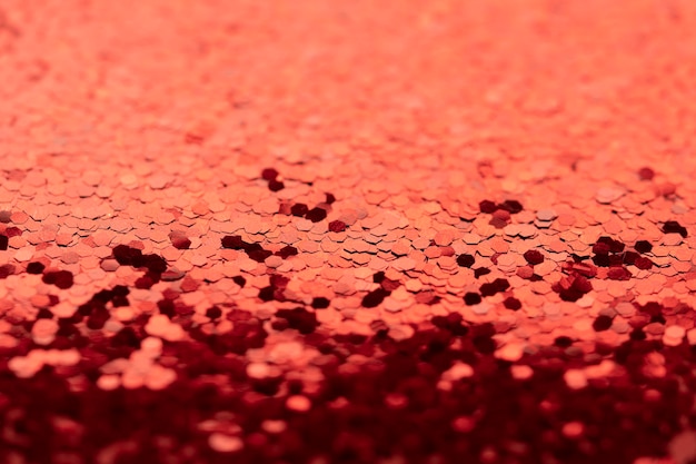 마름모꼴 광택과 색종이 조각의 어두운 진홍색 검정색으로 변하는 빨간색 반짝이 축제 배경