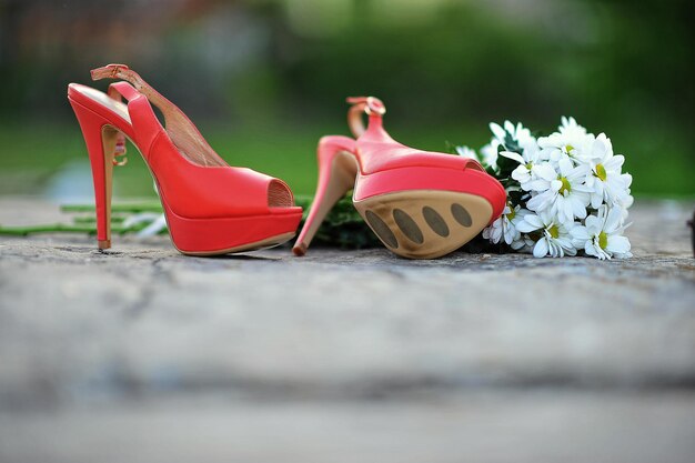 Красные туфли с цветами