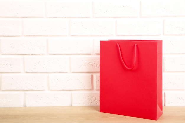 Photo red shopping bag on the table