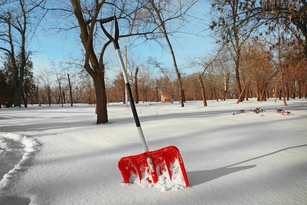 除雪用の赤いシャベル