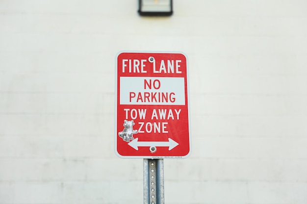 A red sign that says fire lane on it