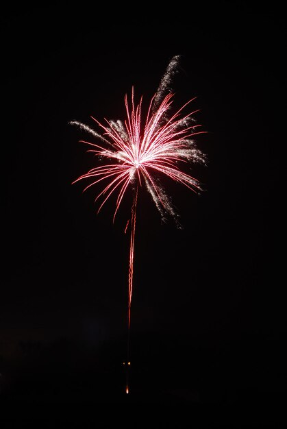 大晦日の夜の花火での赤と銀の爆発