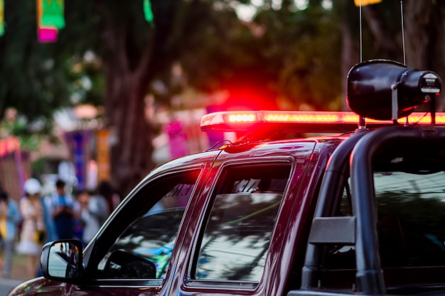 Красный свет сирены на полицейской машине.