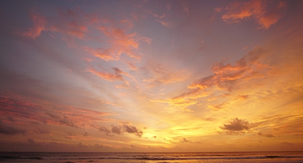 Photo red sky and cloud in sunset time