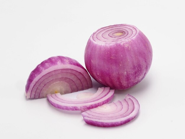 Red sliced onion om white Background Premium