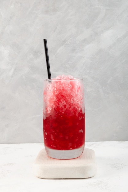 Foto bevanda slushie rossa o bevanda alla frutta ghiacciata con succo naturale. ghiaccio tritato o granizado spagnolo.