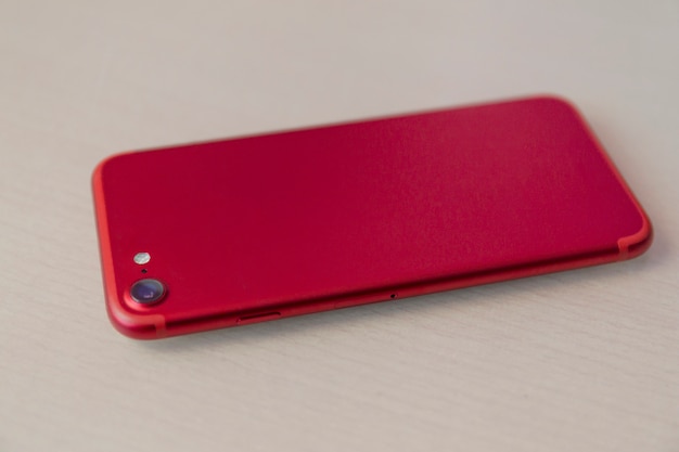 Photo red smartphone over wood