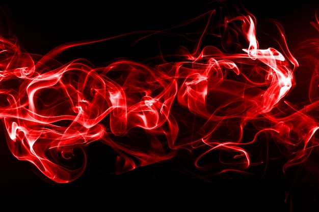黒の背景、火のデザインに分離された赤い煙抽象