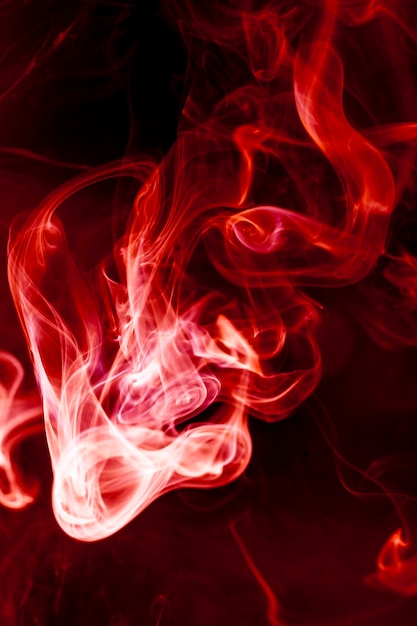 Foto movimento di fumo rosso su sfondo nero.