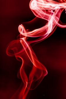 Movimento di fumo rosso su sfondo nero.