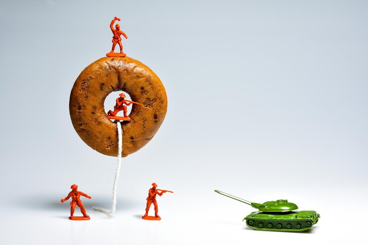 फोटो red soldiers are protecting donutsfood and war concepts